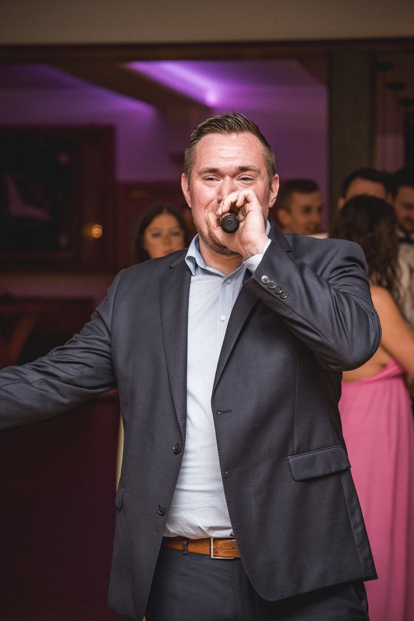 Hans-Günther, DJ Soulig, mit Mikrofon mitten im Geschehen einer Hochzeitsfeier
