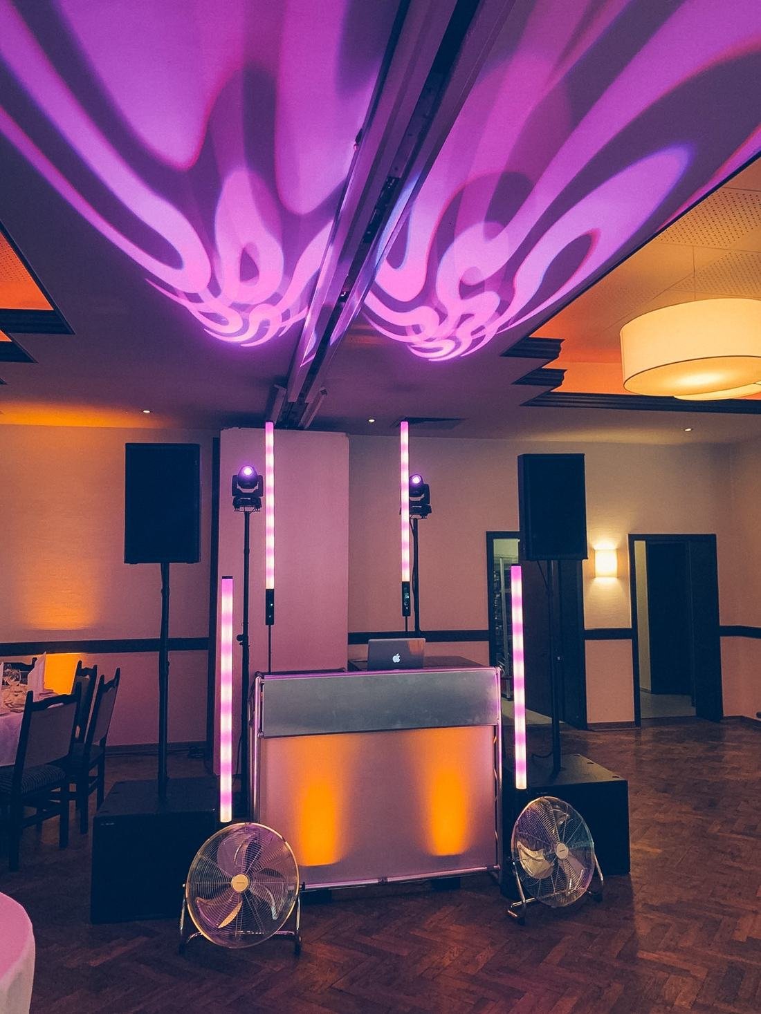 DJ-Equipment bei einer Hochzeitsfeier
