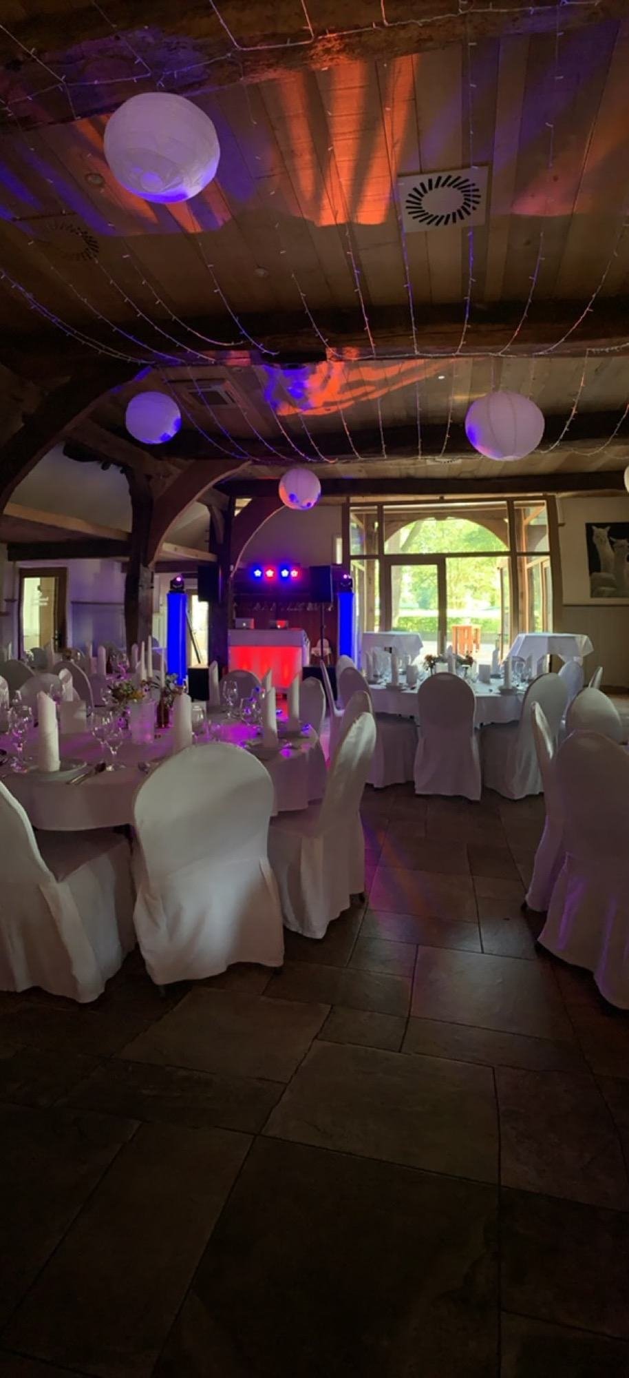 Fertig eingedeckter Saal einer Hochzeitsfeier
